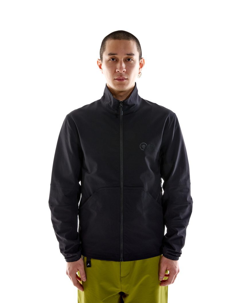 Model wearing Advanced Soft Shell – Black with articulated fit Lightweight soft-shell jacket with adjustable hem toggles