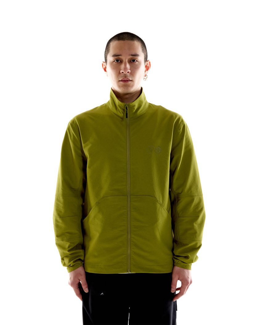 Model wearing Advanced Soft Shell – Olive with articulated fit Lightweight soft-shell jacket with adjustable hem toggles