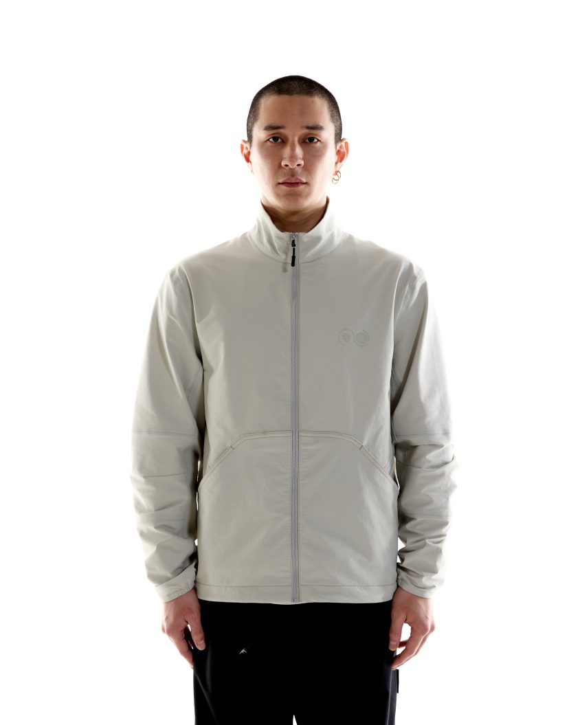 Model wearing Advanced Soft Shell – Stone with articulated fit Lightweight soft-shell jacket with adjustable hem toggles